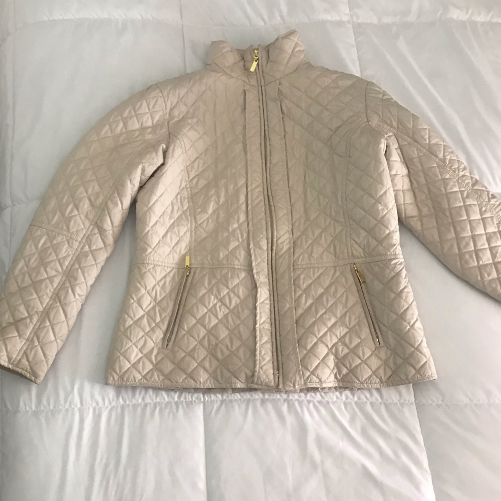 Basic Edition’s cream puffer coat